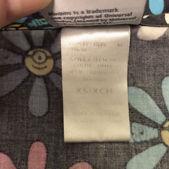 Minions Universal Studios Scrub Top Women's XS Despicable Me Floral 3 Pocket - Picture 7 of 9